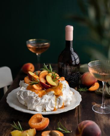 Wine & Food Pairing Château Galoupet Cru Classé Rosé 2023 and Pavlova with peach, apricot, and rosemary